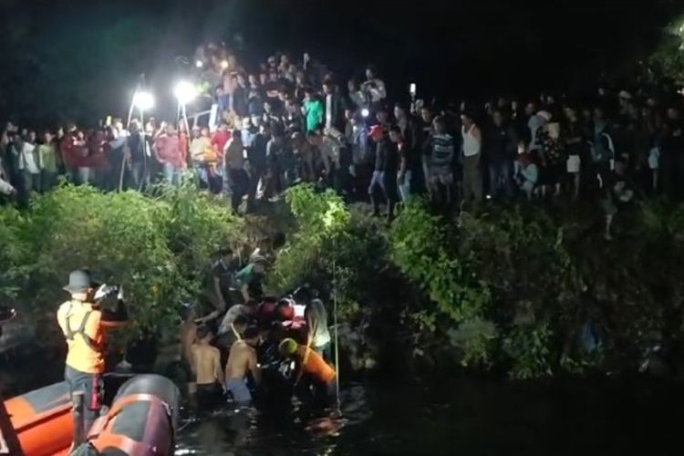 Mobil Terjun Ke Perairan Danau Toba, Kades Simalungun Meninggal